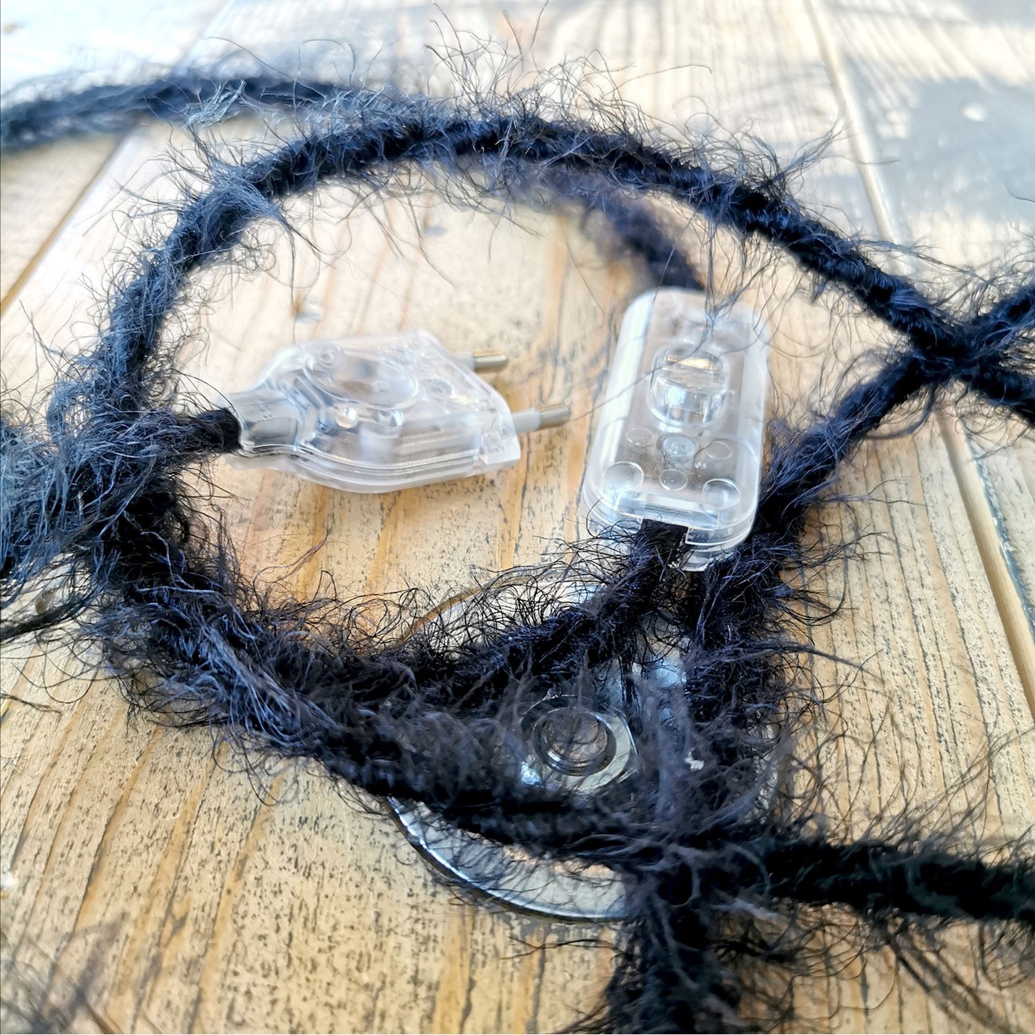 Burlesque upleteni kabel za rasvjetu prekriven tkaninom s efektom dlaka Crni TP04