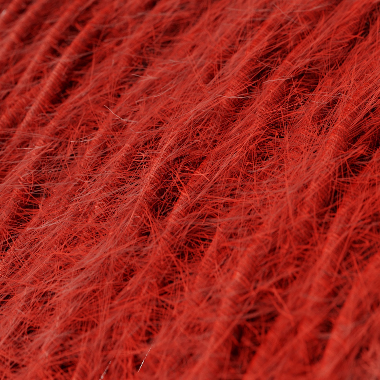 Burlesque upleteni kabel za rasvjetu prekriven tkaninom s efektom dlaka Crveni TP09