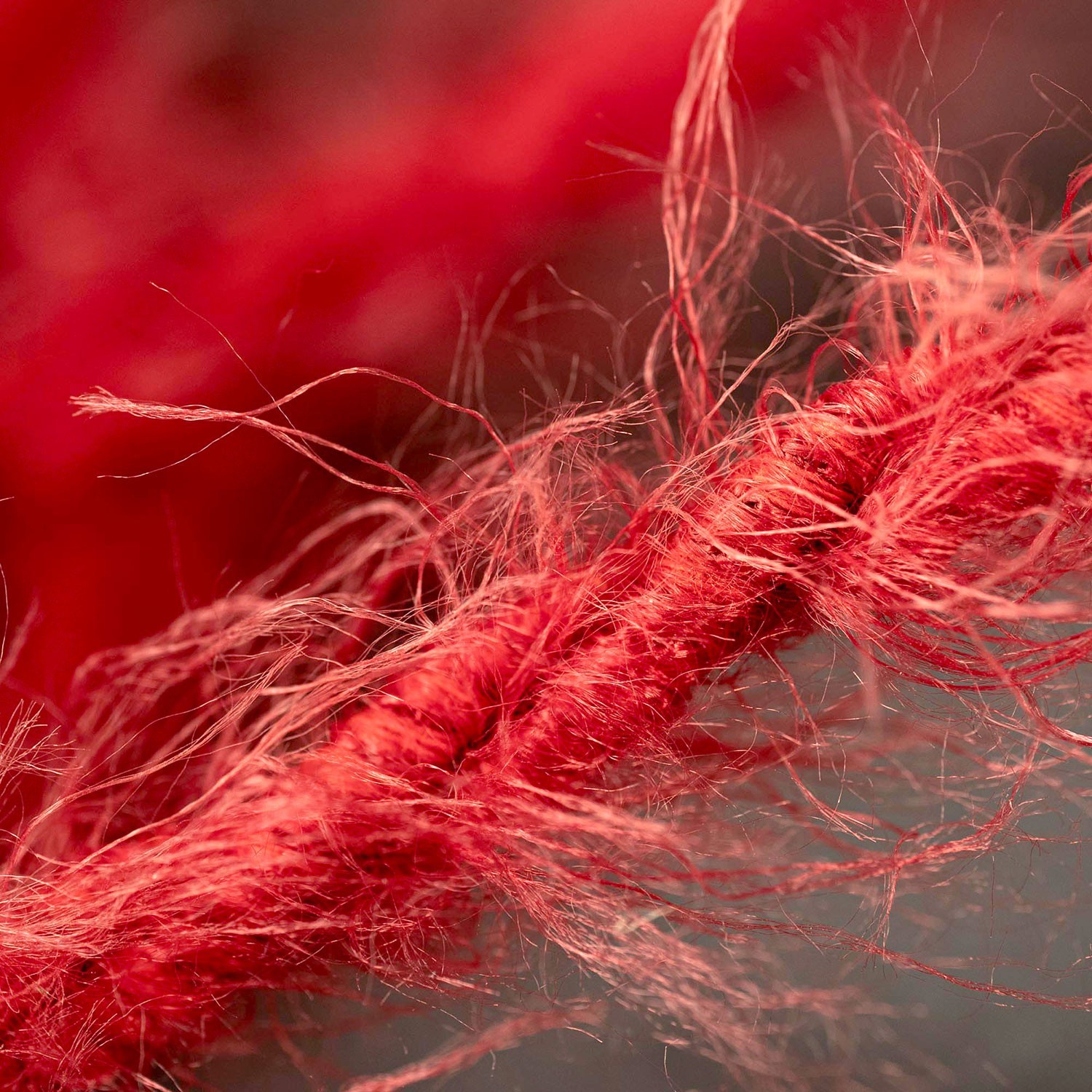 Burlesque upleteni kabel za rasvjetu prekriven tkaninom s efektom dlaka Crveni TP09