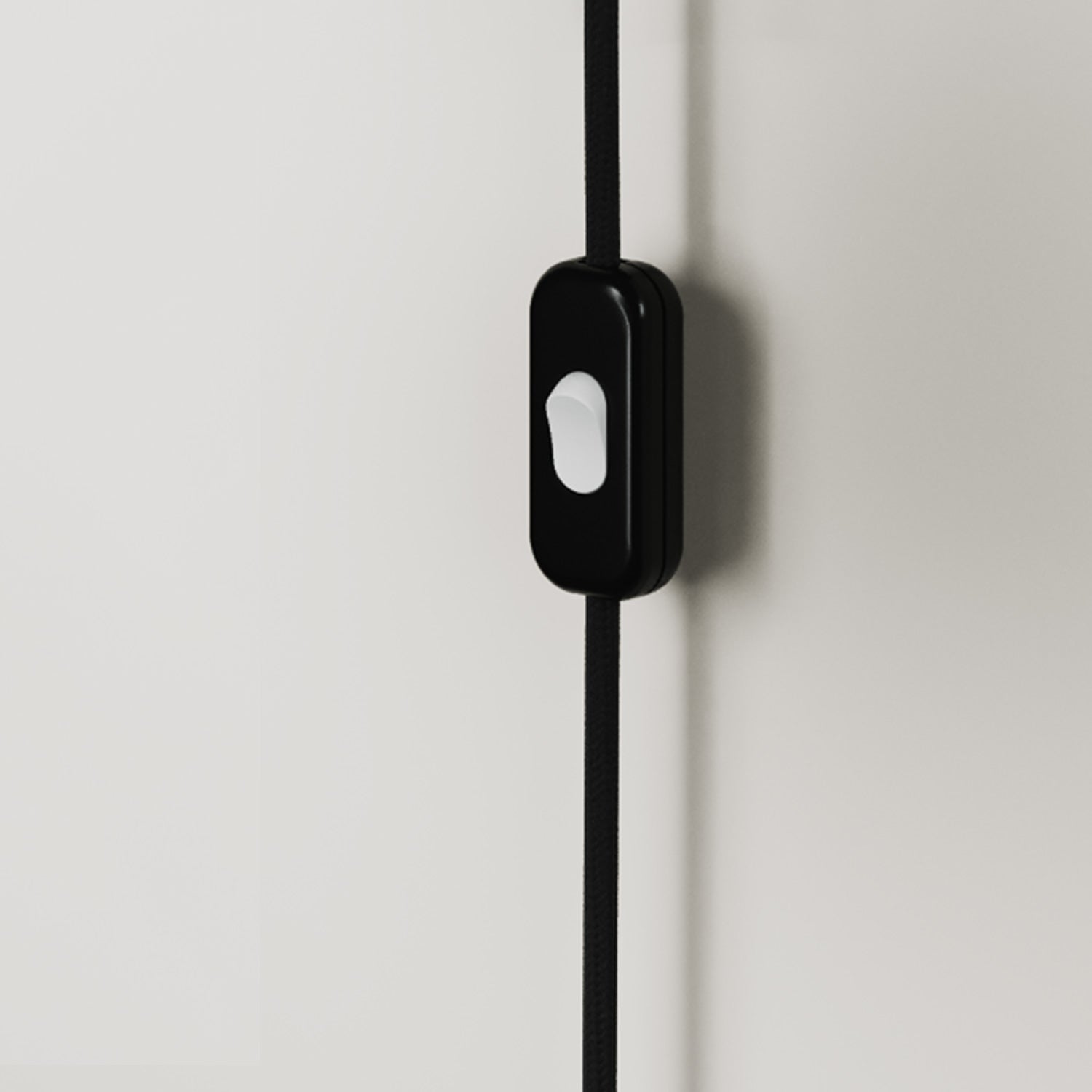 Applique da parete in metallo con spina a due poli - Nero