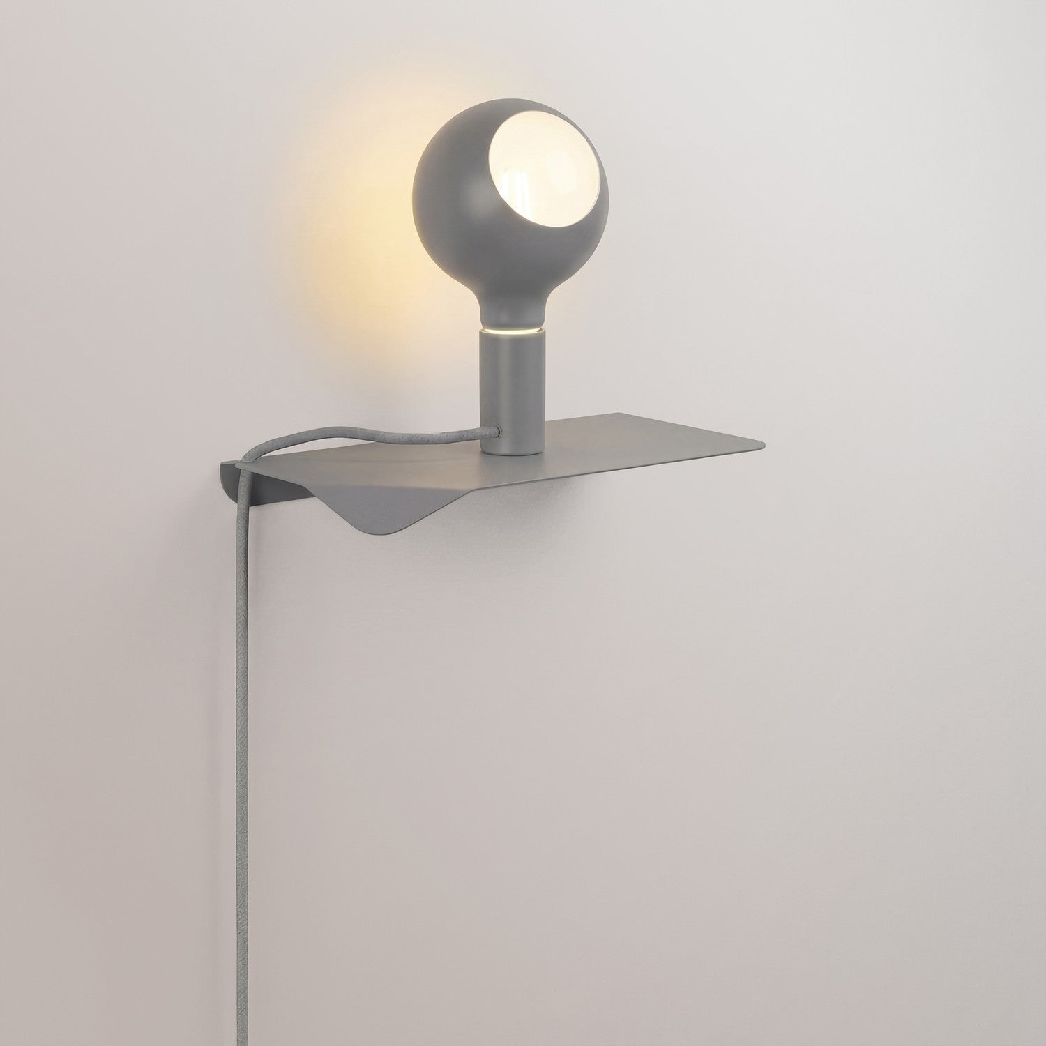 Combo Camo - Lampada con mensola e spina UK - Grigio