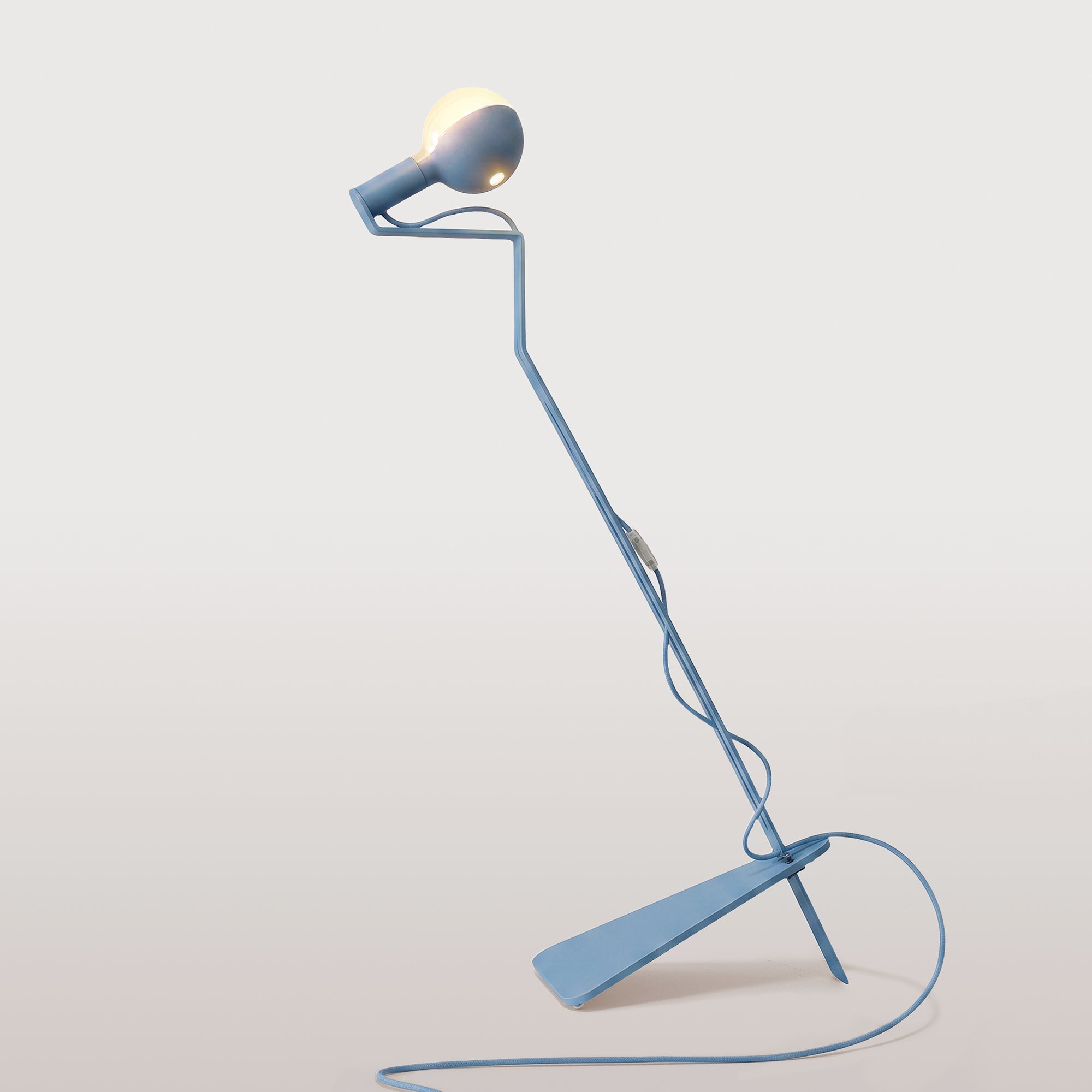Lampada da terra inclinabile con lampadina LED G125 verniciata - Mario Talia - Blu