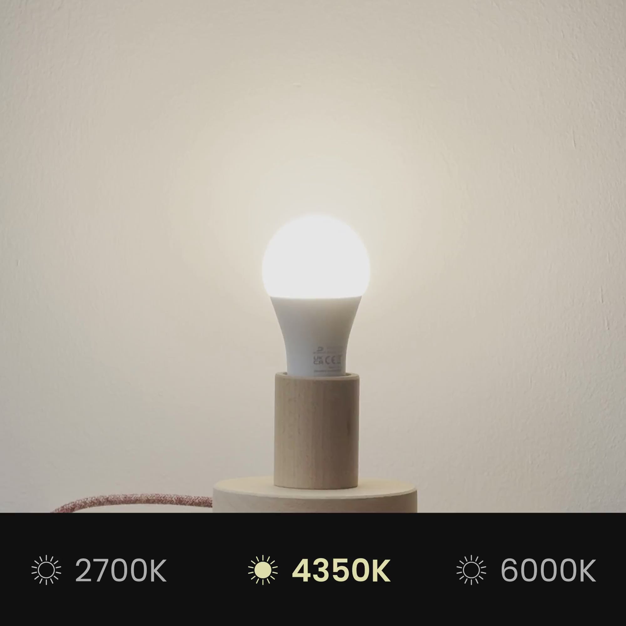 Učitaj video: Sjenilo Impero M od tkanine za stolnu lampu ili zidnu lampu s E27 grlom - Proizvedeno u Italiji - Tkanina u ozbiljno plavoj boji